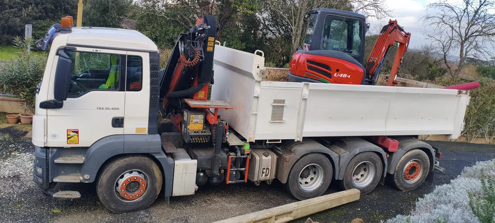 Bras de grue hydraulique en action
