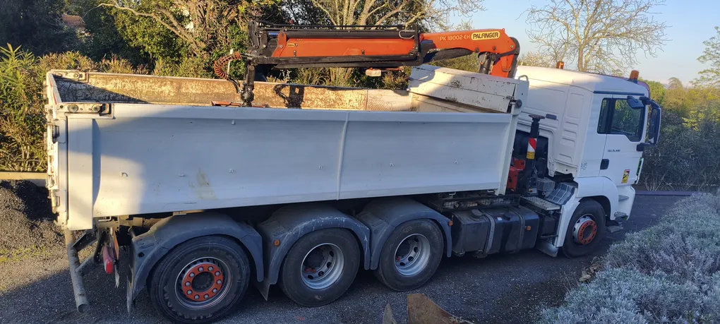 Camion benne 8x4 avec grue hydraulique