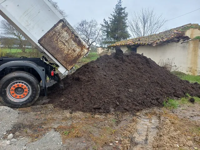 Camion de livraison d'agrégats et terre